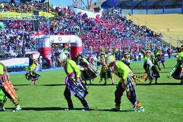 El colegio Aniceto Arce presenta la danza del Tinkuy.