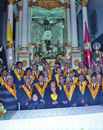 La agrupación católica al final de la eucaristía.