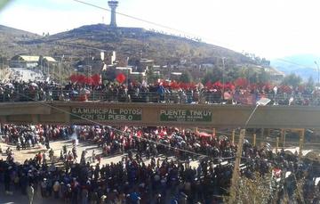 El cabildo de los potosinos se realiza en el puente Tinku. El Potosí