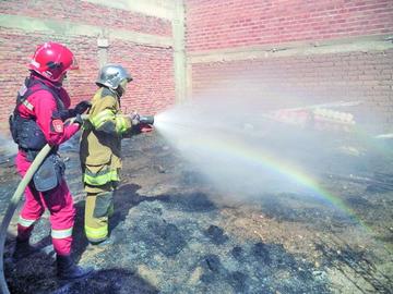 Un incendio moviliza a una veintena de uniformados