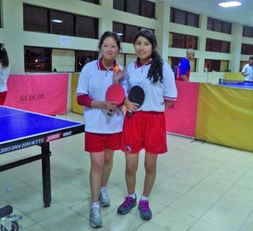 Las campeonas de Tenis de Mesa, Nelly Choque y Damiela Farfan, de Villazón.