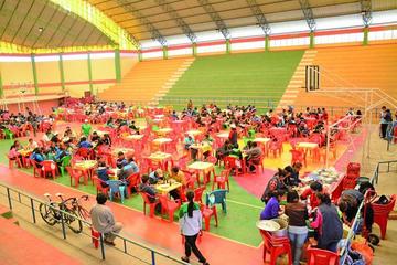 Los estudiantes almuerzan en al coliseo “Satélite”.