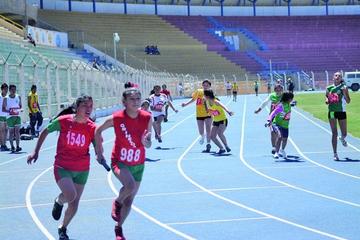 Las atletas en plena competencia en la prueba de relevos.