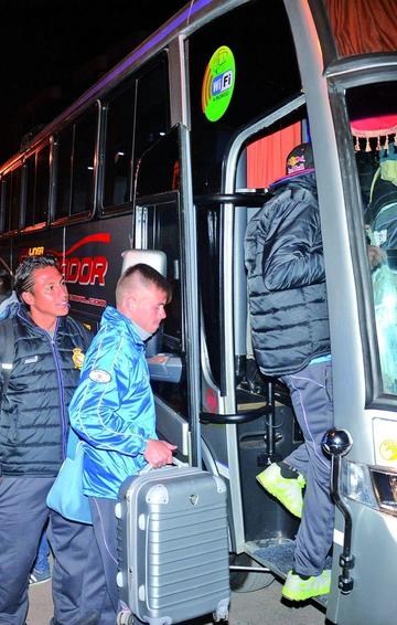 Los jugadores abordan el bus.