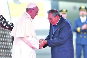 Francisco fue recibido por el presidente de Cuba, Raúl Castro.
