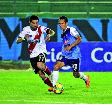 El defensa de Nacional, Ignacio García Lucha por el dominio del balón con Roly Sejas, de Blooming.