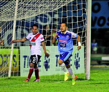 El jugador de Blooming, Pablo Salinas celebra su gol.
