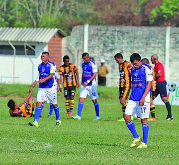 Jugadores del conjunto warneño salen cabizbajos del campo de juego.