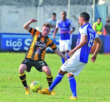 Alejandro Chumacero y Rosauro Rivero pugnan la posesión del balón.