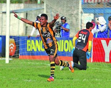 Ramiro Ballivián festeja el gol ante el desazón del meta Carlos Lampe.