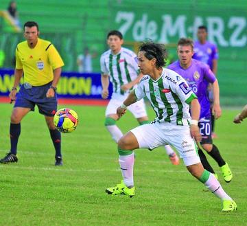Marvin Bejarano trata de dominar el esférico.