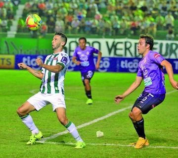 Erwin Sánchez (d) va en busca del balón ante su rival.