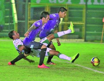 Mauricio Saucedo es derribado por los jugadores de Real Potosí.