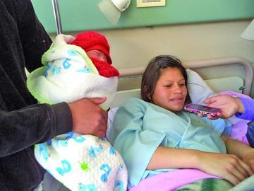 Mariela Vilca junto a su bebita Luna.