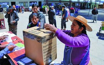 La población acudió a votar en las diferentes escuelas.