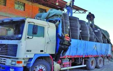 El COA decomisa un camión con 120 llantas de contrabando.