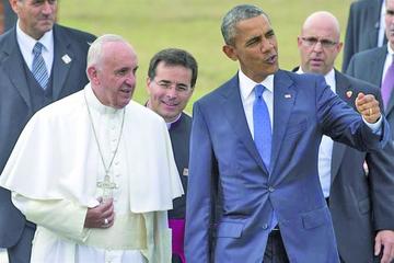 El Papa conversa con el presidente estadounidense, Barack Obama.