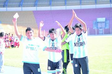 El plantel estudiantil entrena todos los días en la cancha “Bamin”.