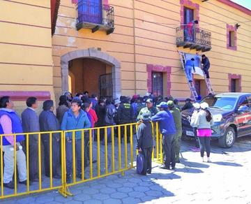 Los dueños de casa hacen la fila y a la derecha se instala la pantalla.