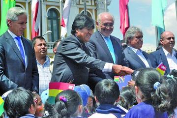 Dicen que Gobierno inunda con discursos sobre el mar