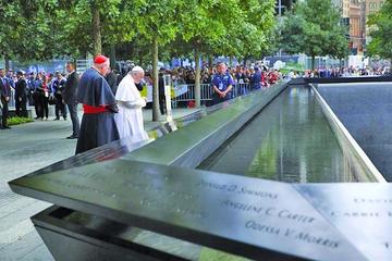 El Papa reza durante su visita al memorial del 11-S en Nueva York.