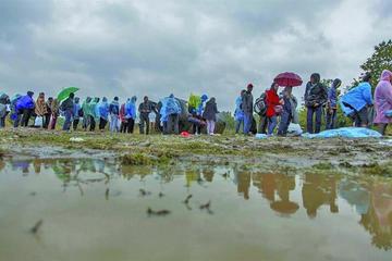 Hungría refuerza restricciones en su frontera a los refugiados