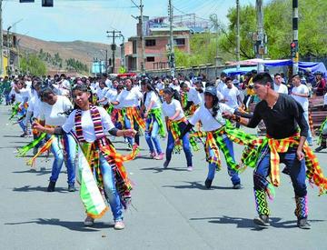 La danza del tinku fue practicada por los bailarines.