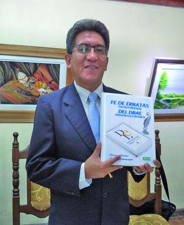 Lingüista potosino mostró observación al diccionario