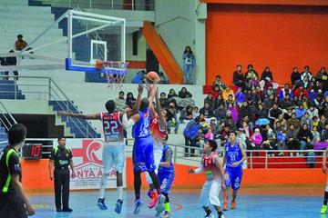 El jugador de CAN, Daniel Nembhard, intenta tapar a Luis Fuertes, de Pichincha.