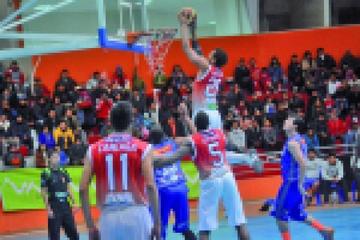Jordán McCoy logra una canasta para el equipo potosino.