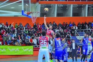 El jugador Luis Careaga encesta el balón para Pichincha.