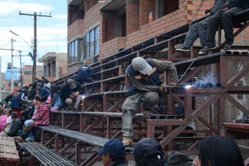 Este sábado todavía continuaban afirmando las graderías. Foto: El Potosí
