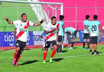 El atacante de Nacional Luis Melgar y el lateral, Juan Pablo Sánchez.