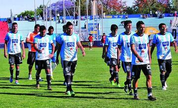 Los jugadores de Ciclón abandonan el gramado del estadio “IV Centenario”.
