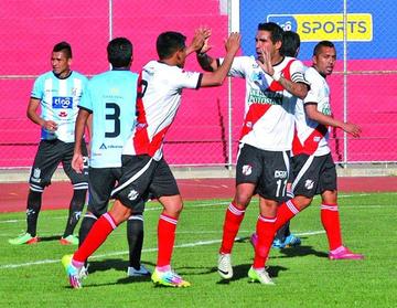 El defensa de Nacional Potosí, Ignacio García, celebra su gol con su compañero, Luis Aníbal Torrico.