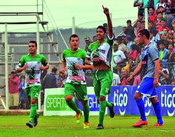 Los jugadores del cuadro yacuibeño festejan uno de los goles.