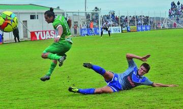 Iver Castedo elude la marca de Miguel Hoyos (piso).