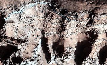 Una de las 16 imágenes que revelaron la existencia de agua en Marte.