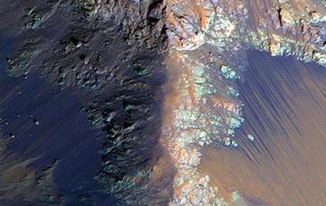 Una de las 16 imágenes que revelaron la existencia de agua en Marte.