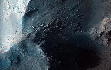 Una de las 16 imágenes que revelaron la existencia de agua en Marte.