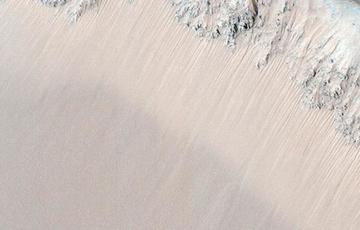 Una de las 16 imágenes que revelaron la existencia de agua en Marte.