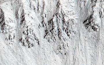 Una de las 16 imágenes que revelaron la existencia de agua en Marte.