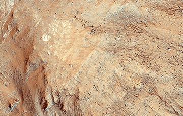 Una de las 16 imágenes que revelaron la existencia de agua en Marte.