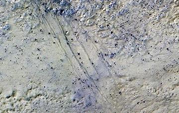 Una de las 16 imágenes que revelaron la existencia de agua en Marte.