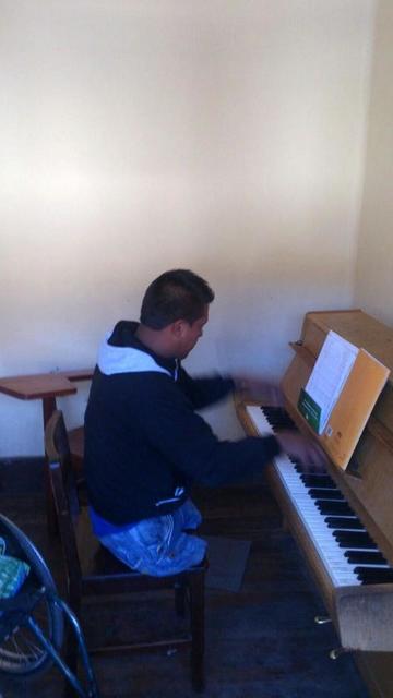 Rubén Jara durantes sus clases de piano. Foto: Luis Enrique Subieta
