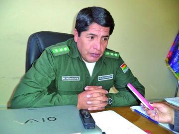 La Policía prohíbe usar celular al conducir