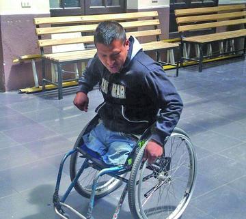Rubén Jara hace una demostración del baile del thinku.