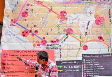 El secretario de desarrollo humano y cultura de la Alcaldía, Hevert Ruiz, explica dónde estarán ubicados los patios de c