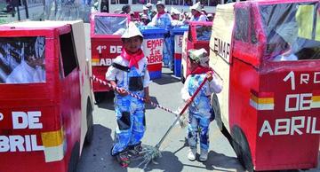 Los niños sensibilizaron sobre el uso de la basura.