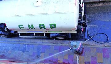 También utilizaron agua para limpiar los urinarios.